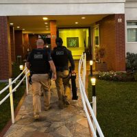 Imagem referente a Gaeco faz operação em Curitiba contra líder de facção que violava prisão domiciliar