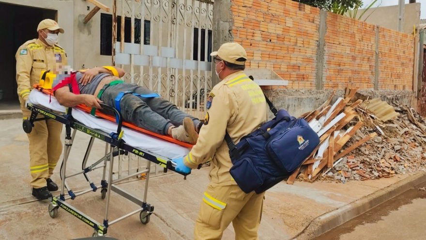 Morador cai do telhado durante manutenção em residência na Rua Roberto Ezan