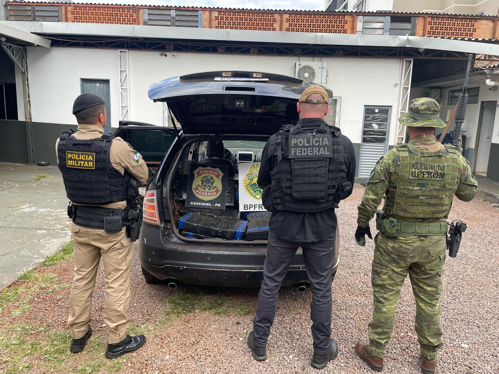 Apreensão da PM e PF no Trevo do Guarujá totalizou 613 kg Apreensão da PM e PF no Trevo do Guarujá totalizou 613 kg