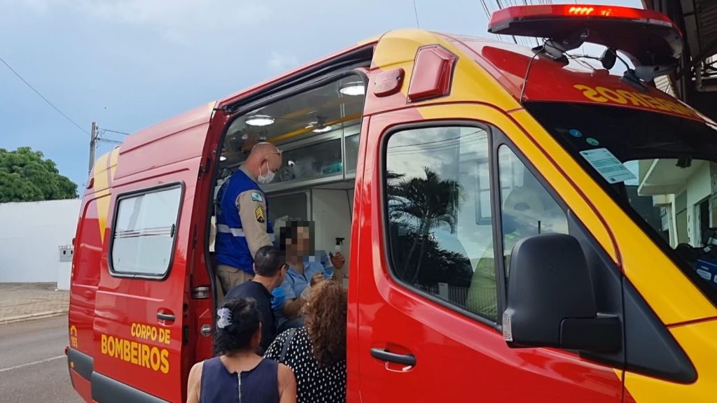 Homem é socorrido pelo Siate após sofrer acidente de trabalho na Rua Pio XII Homem é socorrido pelo Siate após sofrer acidente de trabalho na Rua Pio XII