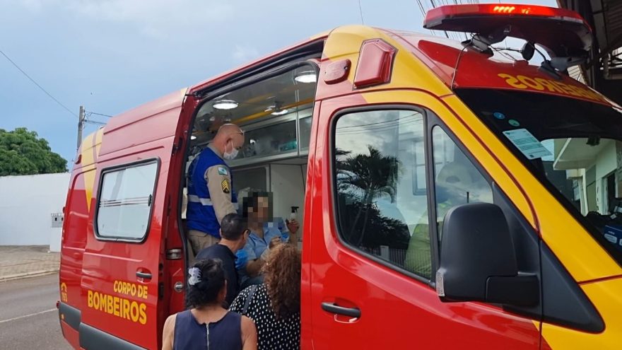 Homem é socorrido pelo Siate após sofrer acidente de trabalho na Rua Pio XII