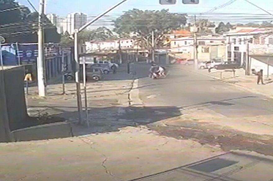 Mulher atropela ex-marido após noite em motel e fuga dramática
