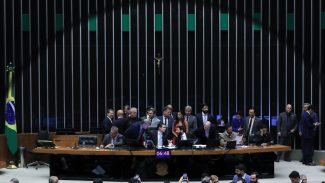 Câmara aprova urgência para PL que proíbe desconto automático no INSS