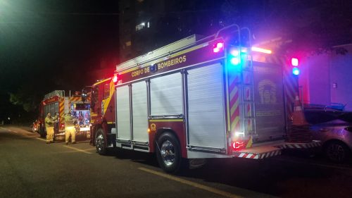 Panela em chamas? Vizinhos veem fogo em apartamento e acionam os bombeiros