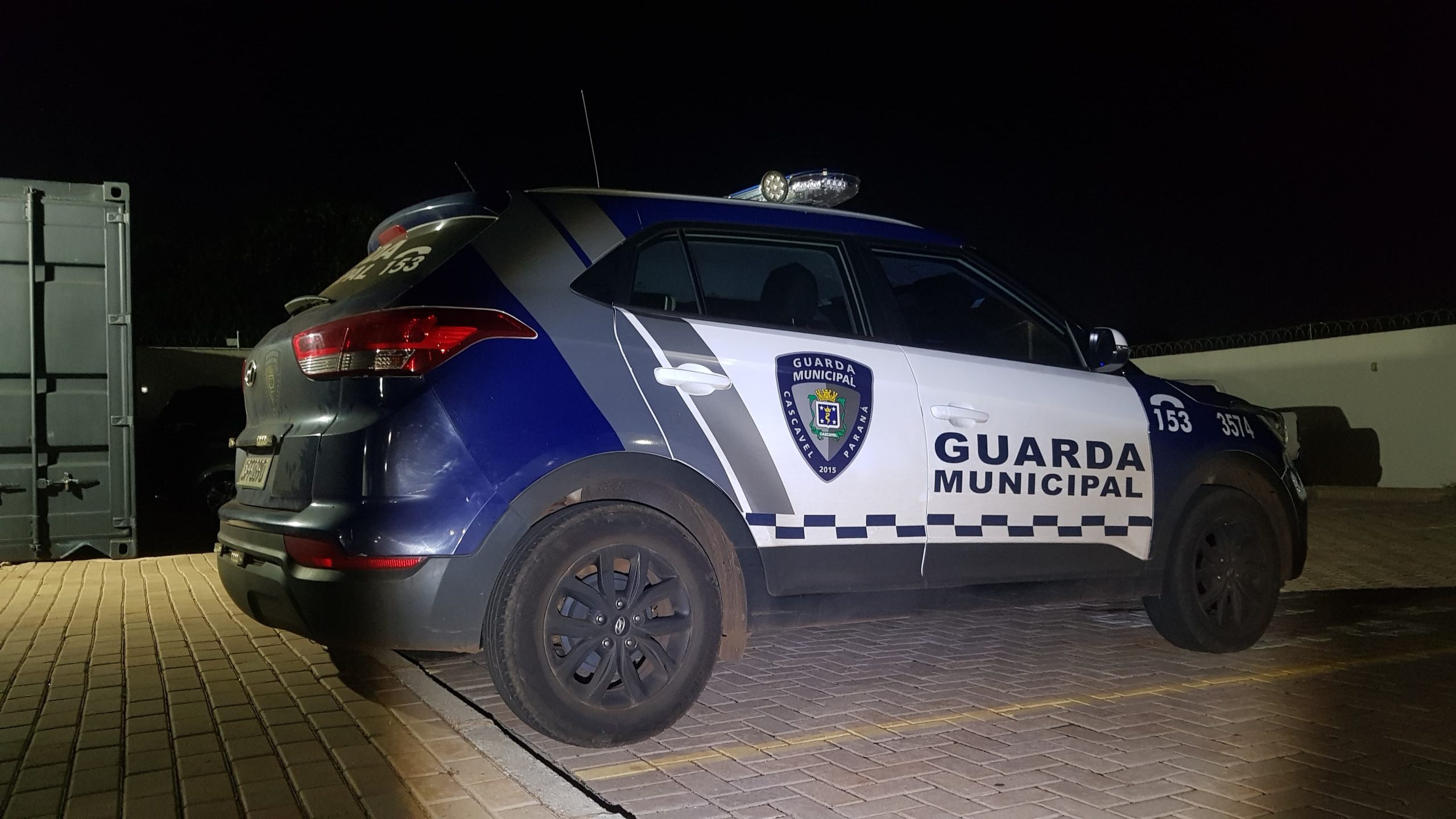 Motorista colide com carro estacionado e tenta fugir, mas é detido pela GM