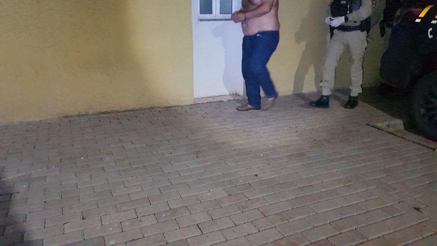 Homem ameaça família com faca e é detido pela PM em Corbélia