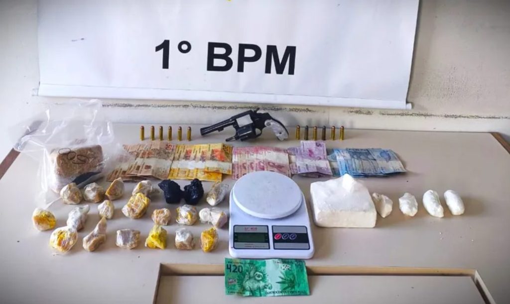 Nota de R$ 420 é apreendida pela PM em ação contra o tráfico de drogas Nota de R$ 420 é apreendida pela PM em ação contra o tráfico de drogas