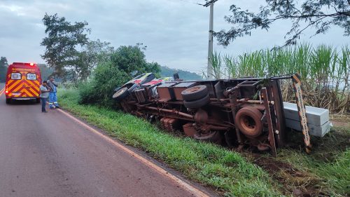 Homem fica ferido após caminhão carregado com postes tombar na PR-180
