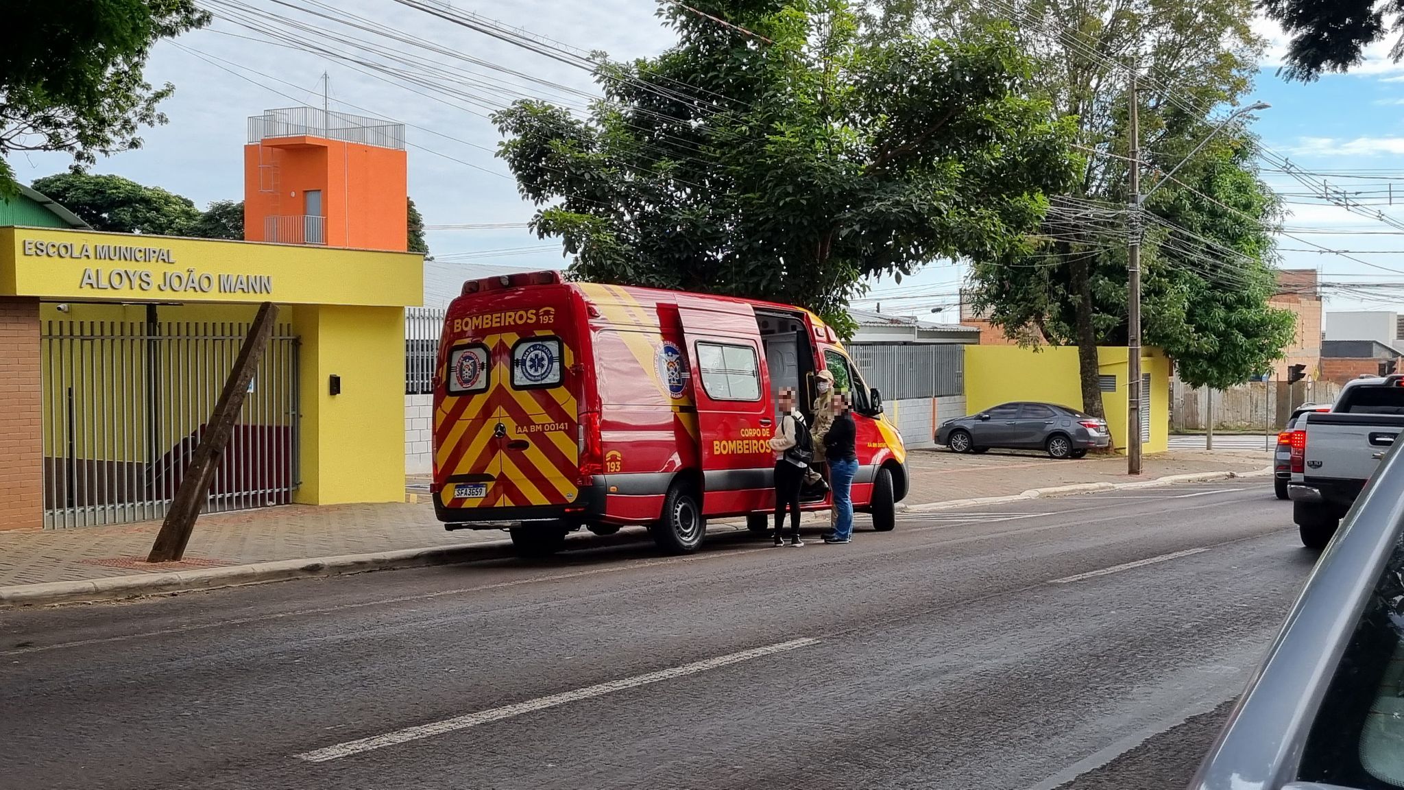 Criança cai da escada na Escola Aloys João Mann em Cascavel