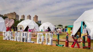 Chinelos descartados nas praias viram arte na Bienal do Lixo