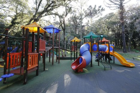 Praças e espaços de lazer em bairros de Cascavel estão sendo revitalizados