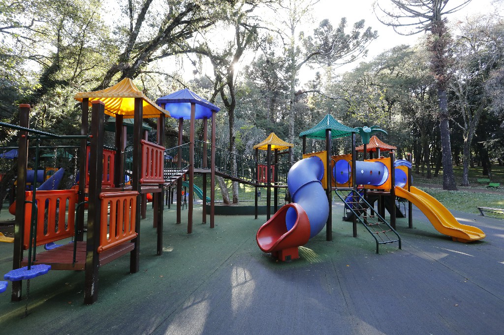 Praças e espaços de lazer em bairros de Cascavel estão sendo revitalizados