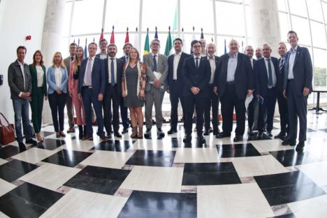 Governador recebe comitiva da União Europeia para fortalecer laços com o Paraná Imagem referente a Governador recebe comitiva da União Europeia para fortalecer laços com o Paraná