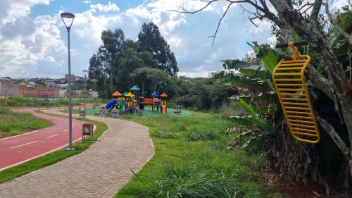 Parte de aparelho de academia ao ar livre é encontrada pendurado em árvore no Ecopark Santa Felicidade