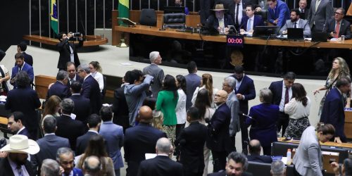Câmara aprova projeto que reajusta salários de servidores públicos Imagem referente a Câmara aprova projeto que reajusta salários de servidores públicos