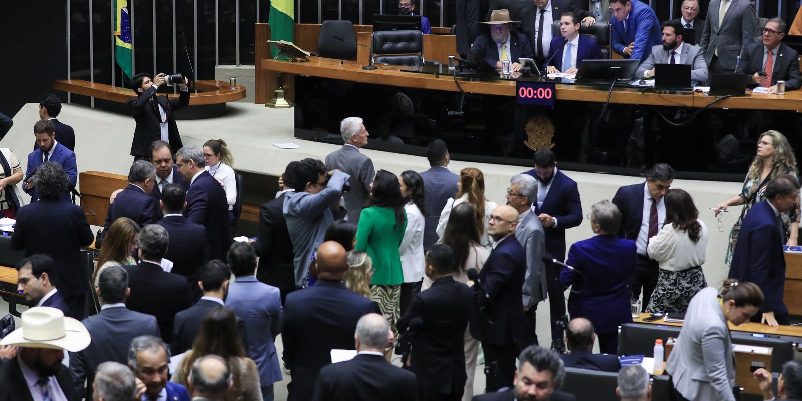 Câmara aprova projeto que reajusta salários de servidores públicos Câmara aprova projeto que reajusta salários de servidores públicos