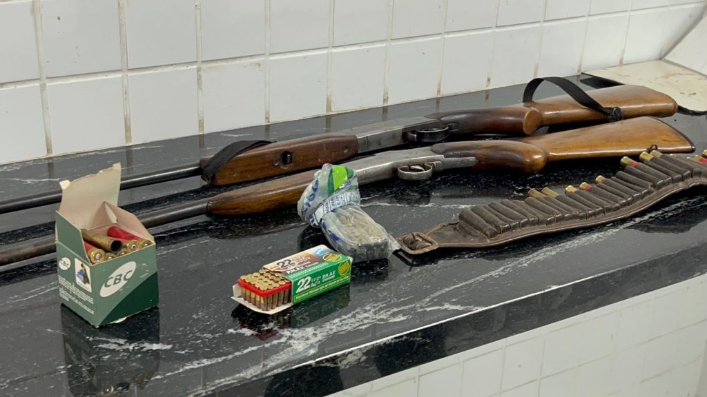 Homem é detido em posse de espingardas e munições na área rural de Matelândia Homem é detido em posse de espingardas e munições na área rural de Matelândia