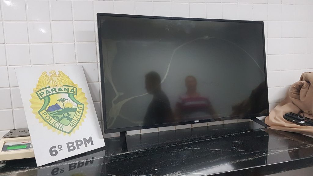 Ladrão é pego por populares durante furto de televisor no Jardim Nova Cidade Ladrão é pego por populares durante furto de televisor no Jardim Nova Cidade