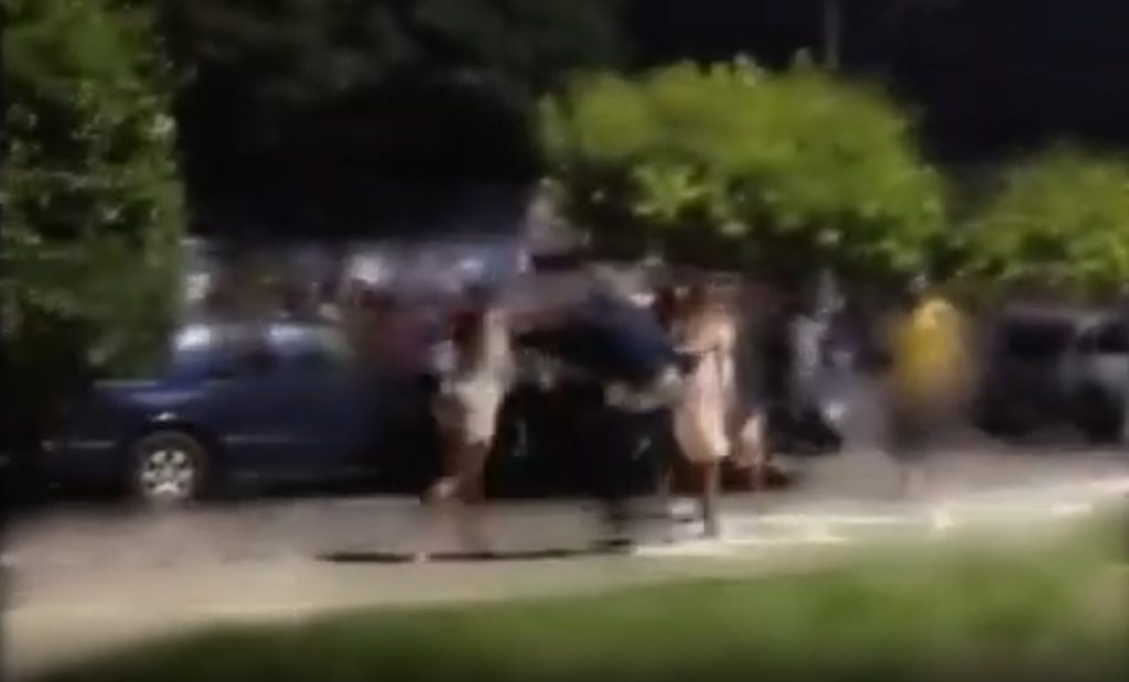 Homens levam a pior em briga com mulheres na frente de lanchonete em Goioerê