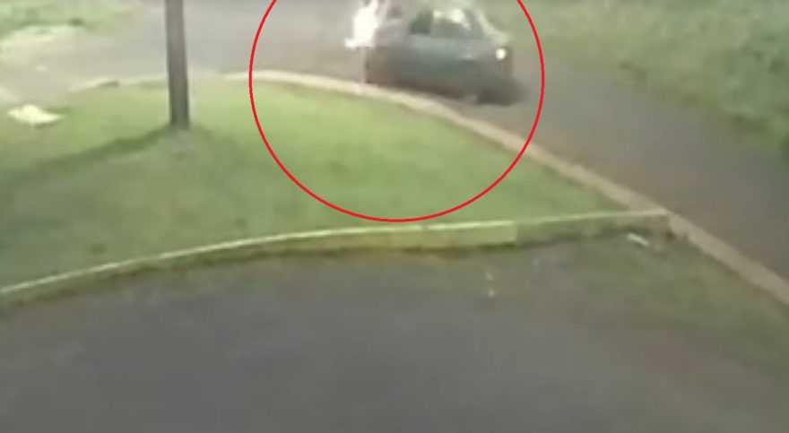 Vídeo mostra acidente que deixou jovem motociclista gravemente ferido