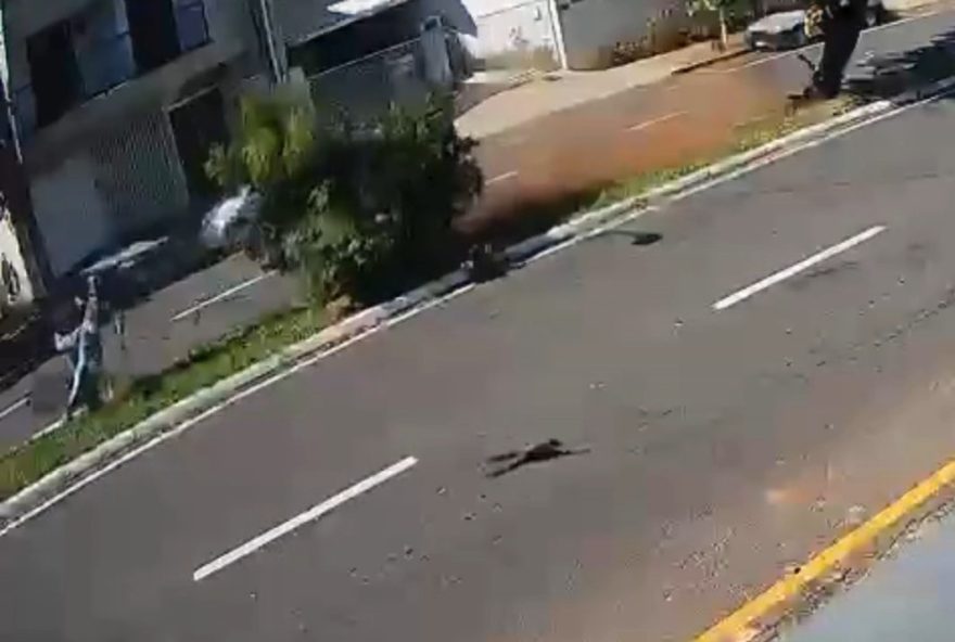 Vídeo mostra motociclista batendo violentamente contra poste em Umuarama