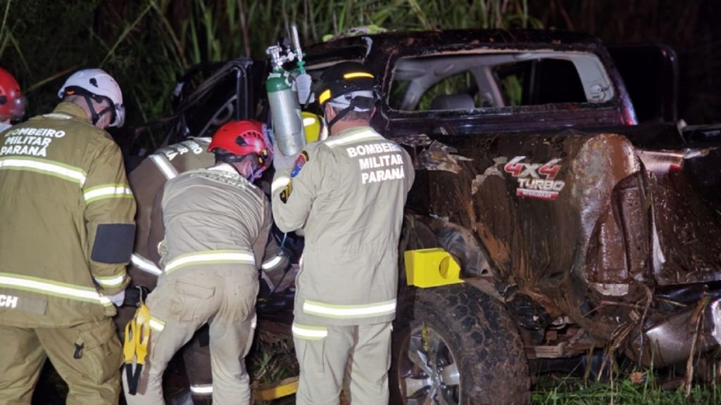 Caminhonete capota e deixa quatro feridos na rodovia PR-158