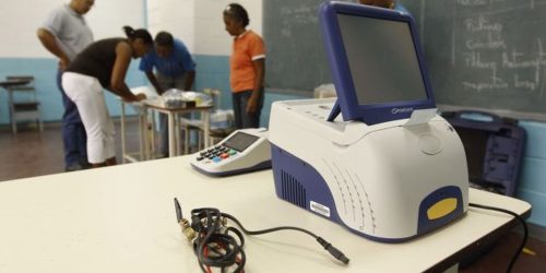 Imagem referente a Com oposição rachada, Venezuela realiza eleição legislativa e regional