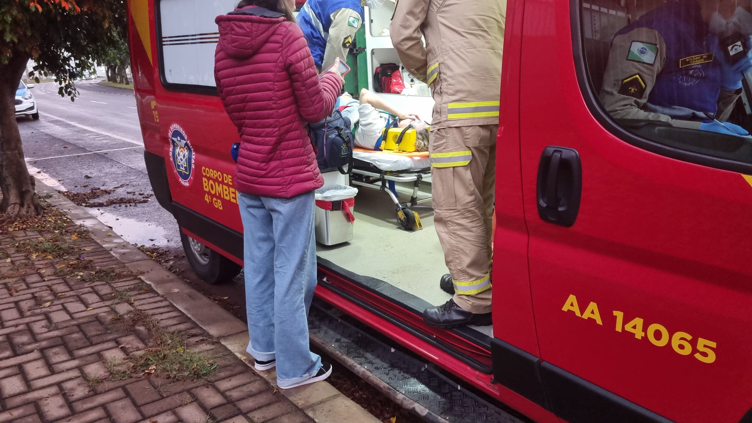 Mulher fica ferida após queda de moto na Avenida Tancredo Neves, em Cascavel Mulher fica ferida após queda de moto na Avenida Tancredo Neves, em Cascavel