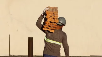 Salário na construção recua 22% em dez anos, diz IBGE