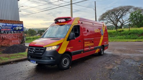 Mulher fica ferida após colisão entre carro e patinete no Bairro Periolo