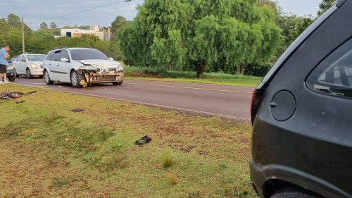 Celta e Megane se envolvem em colisão às margens da BR-277