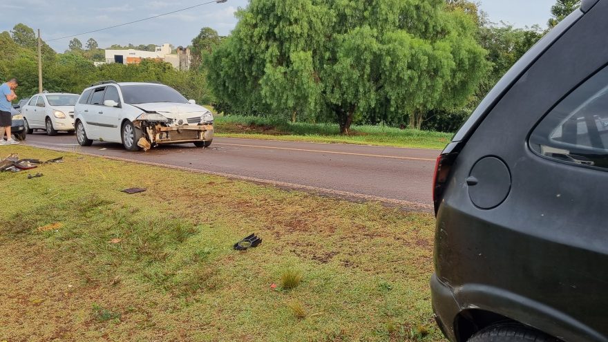 Celta e Megane se envolvem em colisão às margens da BR-277
