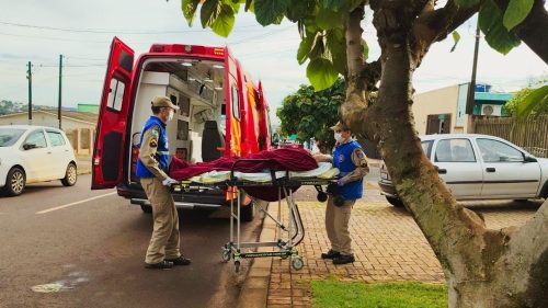 Mulher se desequilibra ao descer escadaria e sofre queda de dois metros em sobrado