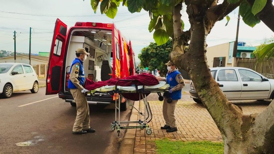 Mulher se desequilibra ao descer escadaria e sofre queda de dois metros em sobrado