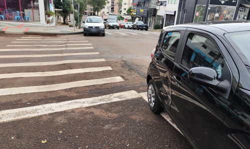 Mobi e Saveiro se envolvem em acidente no Centro de Cascavel