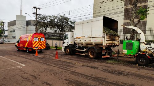 Trabalhador fica ferido ao cair de caminhão na Rua Maringá