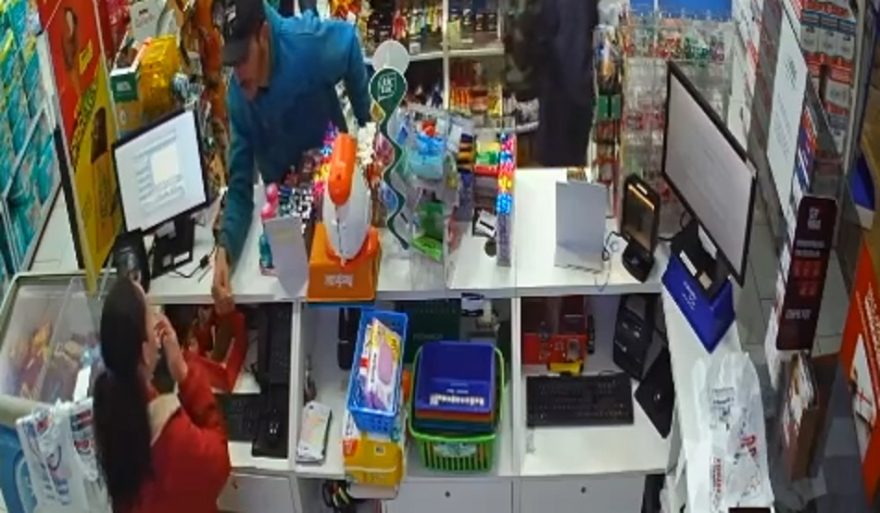 Simulando estar armado, indivíduo tenta assaltar farmácia na Rua Jacarezinho