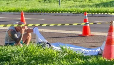 Imagem referente a Pai se desespera ao reconhecer corpo do filho vítima de acidente de moto