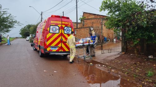 Bombeiros atendem vítima de queda de plano elevado no Cascavel Velho