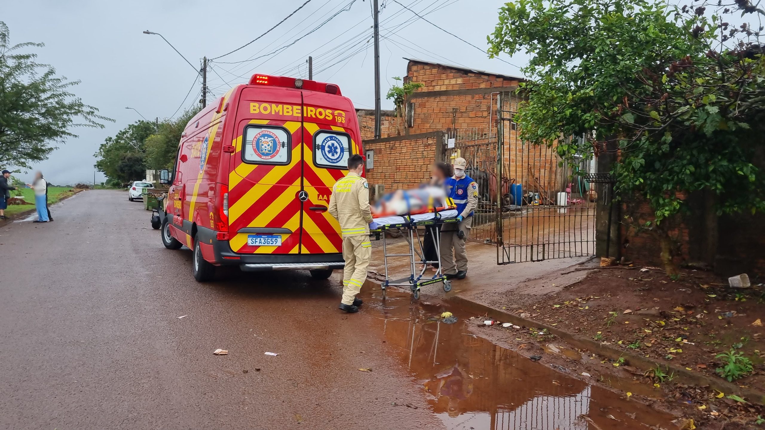 Bombeiros atendem vítima de queda de plano elevado no Cascavel Velho Bombeiros atendem vítima de queda de plano elevado no Cascavel Velho
