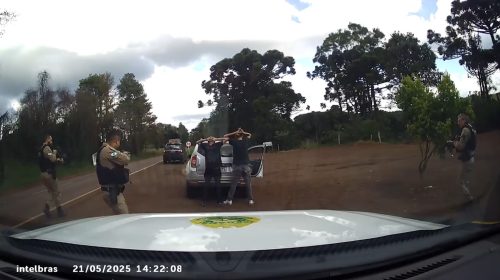 Câmera da viatura da PM registra abordagem que resultou na prisão de dois suspeitos em posse de drogas na PR-180