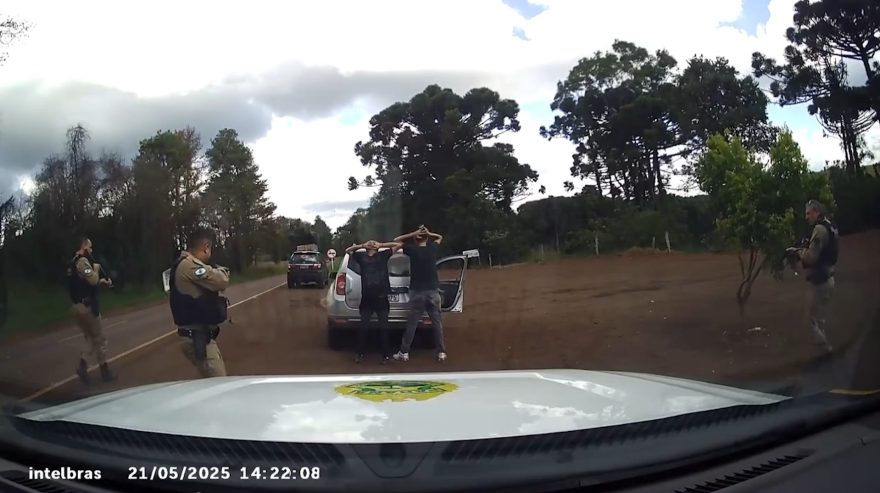 Câmera da viatura da PM registra abordagem que resultou na prisão de dois suspeitos em posse de drogas na PR-180