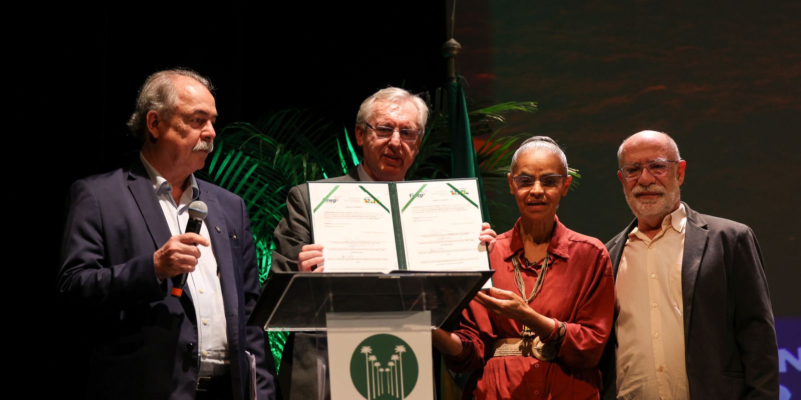 Marina diz que licenciamento ambiental sofreu "golpe de morte" Marina diz que licenciamento ambiental sofreu "golpe de morte"