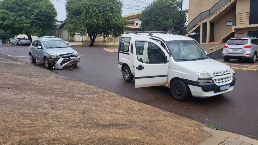 Doblò e Agile colidem no Jardim Consolata em Cascavel