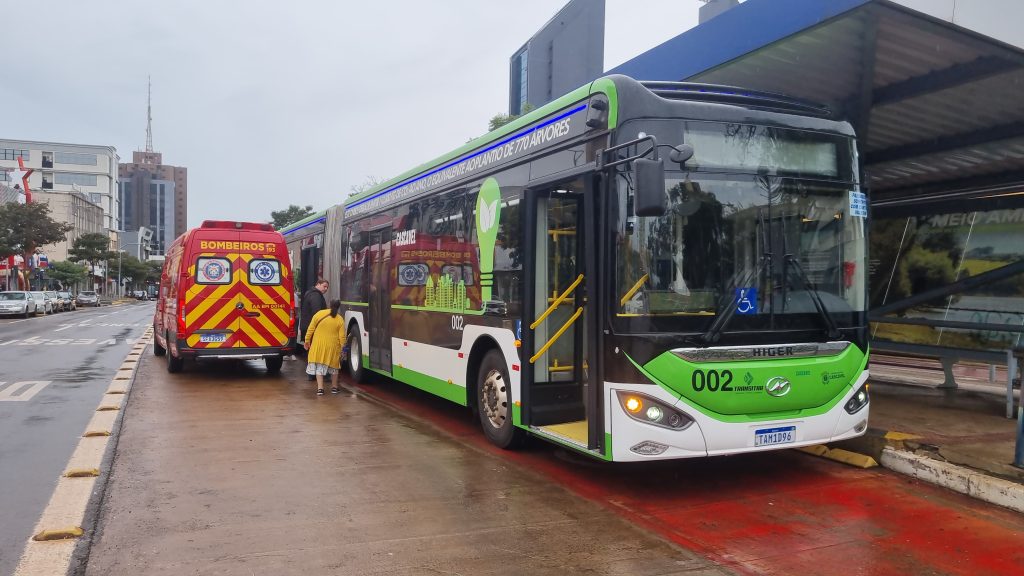 Passageira de ônibus é socorrida pelo Siate após se desequilibrar e cair Passageira de ônibus é socorrida pelo Siate após se desequilibrar e cair
