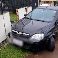 Imagem referente a Carro atinge muro de residência na Avenida Barão do Rio Branco em Cascavel
