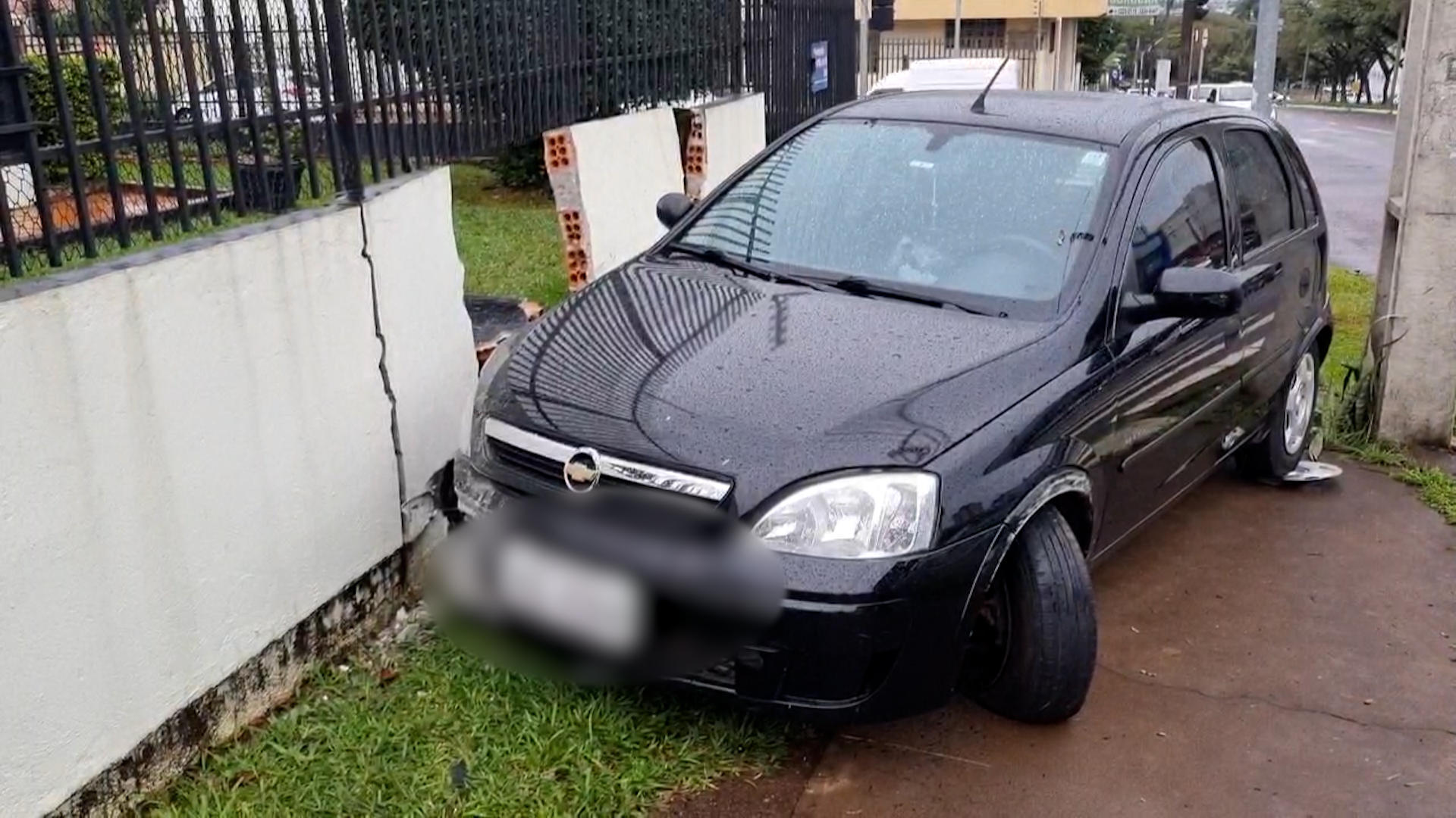 Carro atinge muro de residência na Avenida Barão do Rio Branco em Cascavel Carro atinge muro de residência na Avenida Barão do Rio Branco em Cascavel