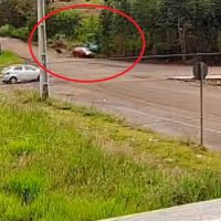 Imagem referente a Câmera registra acidente que deixou motociclista gravemente ferido no Lago Azul