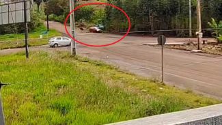 Câmera registra acidente que deixou motociclista gravemente ferido no Lago Azul