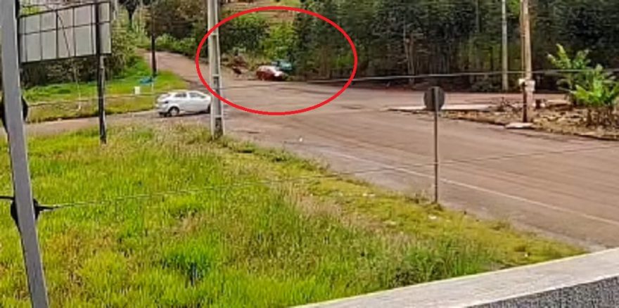 Câmera registra acidente que deixou motociclista gravemente ferido no Lago Azul